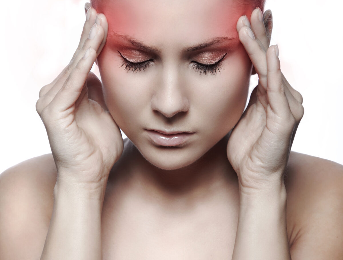 Mujer con dolor de cabeza o migraña