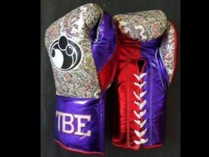 Piden revisar los guantes de Mayweather