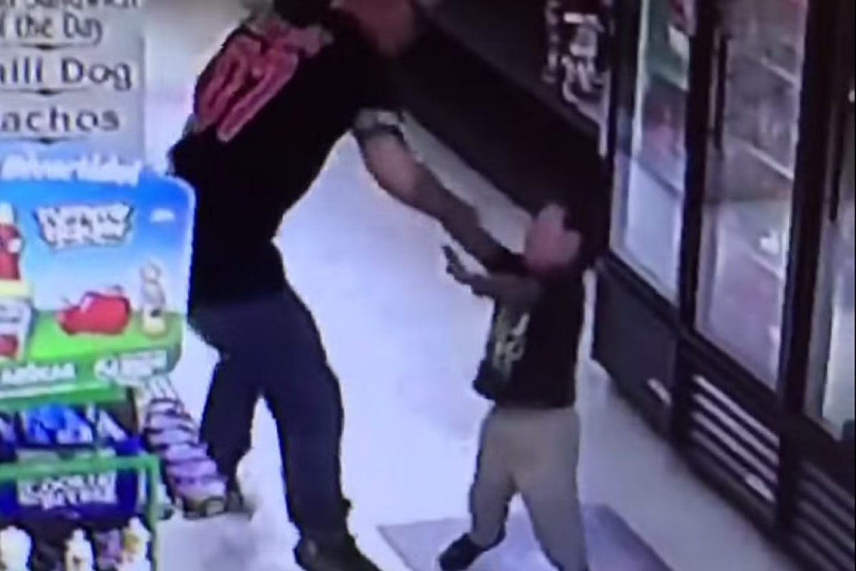 Padre brutalmente golpea a su hijo en supermercado