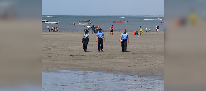 policia nacional protegiendo