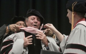 El cantante Julio Iglesias fue nombrado doctor honoris causa