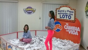 Realizan primera rifa semanal "Mamá y Papá estrenan con Lotto"