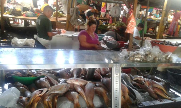 Marejadas causaron subida en precios de mariscos en el Mercado Israel Lewites