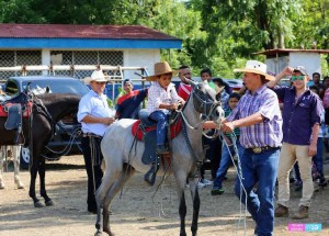 Ticuantepeños celebran desfile hípico en honor a la Santa Cruz