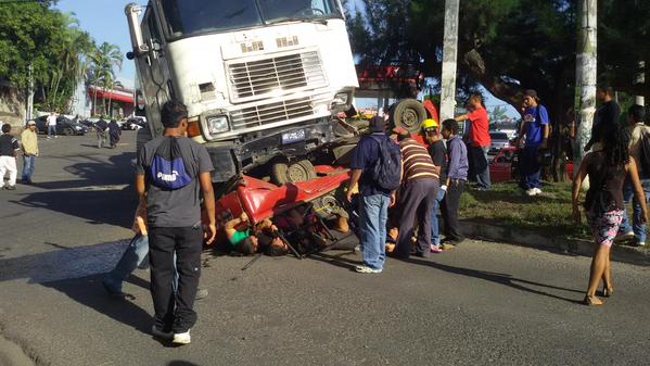 14 muertos y cinco heridos por choque entre camiones en El Salvador