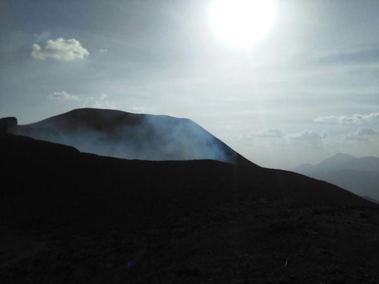 Volcán Telica expulsa rocas y cenizas