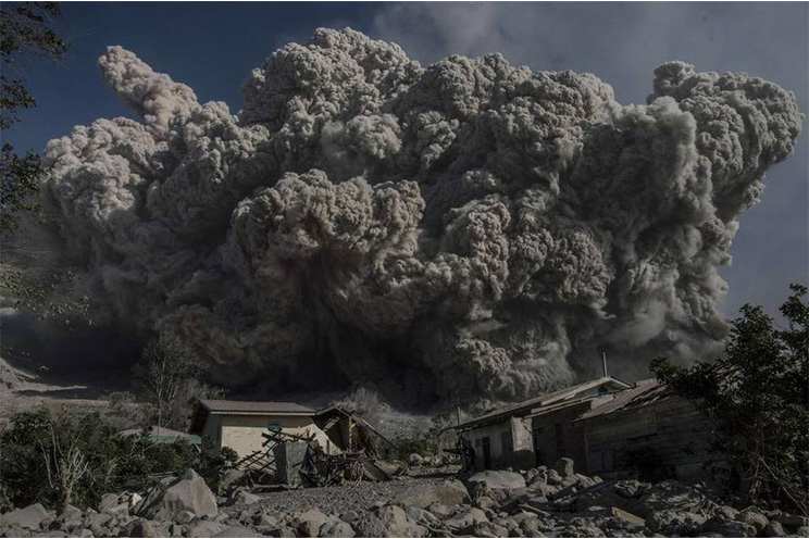 Intensas erupciones en Monte Sinabung, Sumatra del Norte