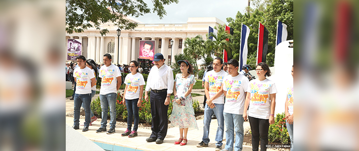 Daniel y Rosario rinden homenaje al Comandante Carlos Fonseca