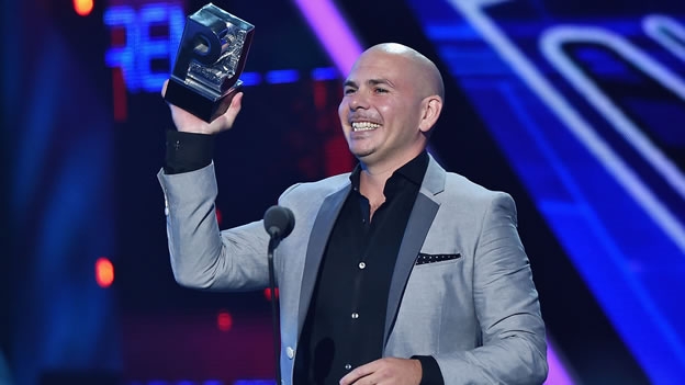 el-rapero-pitbull-al-ganar-uno-de-los-premios-juventud-este-jueves-por-la-noche