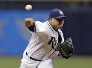 El abridor nicaragüense Erasmo Ramírez, de los Rays de Tampa Bay, lanza frente a los Yanquis de Nueva York en el primer inning del partido del jueves 14 de mayo de 2015, en St. Petersburg, Florida. (Foto AP/Chris O'Meara)