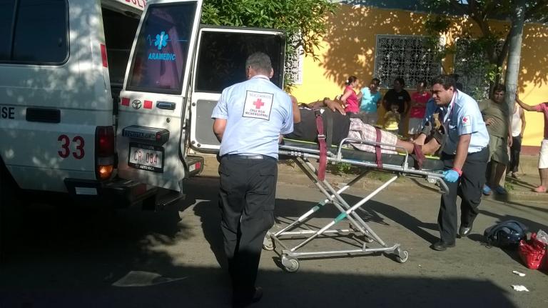 Motociclista pierde el control y se pasa llevando a una señora