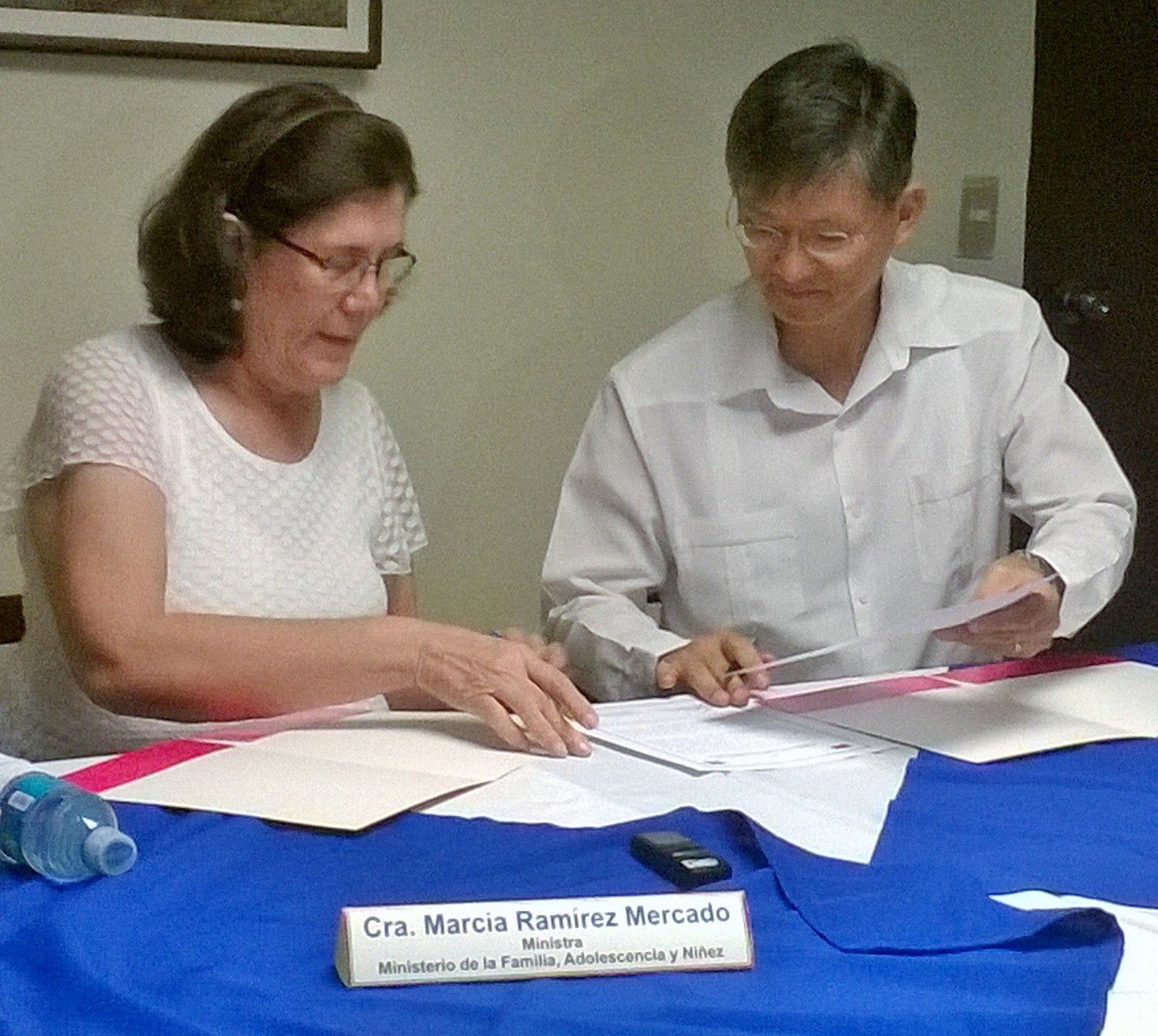 La Ministra de la Familia, compañera Marcia Ramirez y el embajador de China Taiwan, Señor Rolando Chuang