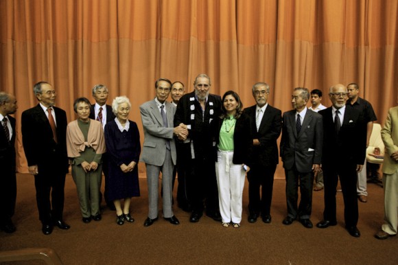 Fidel con los “hibacushas”, sobrevivientes de Hiroshima y Nagasaki, en el Palacio de las Convenciones, el 2 de marzo de 2012