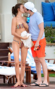 rs_634x1024-150824070250-634.Bradley-Cooper-Irina-Shayk-PDA-Capri-JR-82415