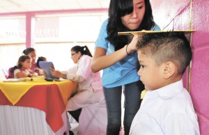 nutricionistas toman peso y talla y hablan con madres de los infantes durante actividades alrededor de la donacion de 150 libras semanales de carne de pollo dpor TIP TOP al CDI Oscar Javier Davila  para alimentacion de los infantes en el mercado Oriental.  Managua 11 de febrero 2011. Foto Guillermo Flores Morales/LA PRENSA