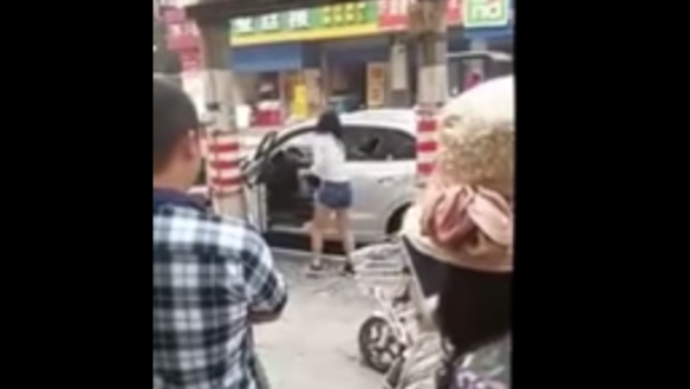 Mujer destroza Audi Q7 por falta de espacio familiar