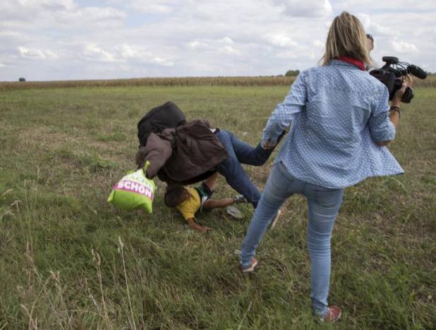 Despedido periodista húngaro por agredir a refugiados