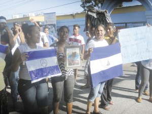 Granada, Nicaragua 04/10/2015-Pobladores que eran vecinos del joven que mató un miembro del Ejército pidieron que se haga justicia y que las autoridades no protejan al culpable. LA PRENSA/ L.  VARGAS