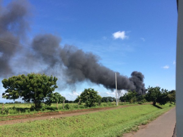 Bomberos controlan combustión de llantas en predio baldío de Avícola Estrella