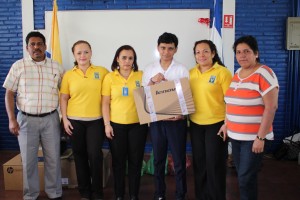 El Gallo más Gallo premia al mejor alumno del país Jason Enrique Ñurinda González