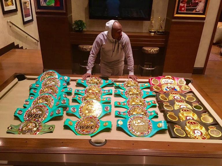 Floyd Mayweather presume sus 19 cinturones en redes sociales