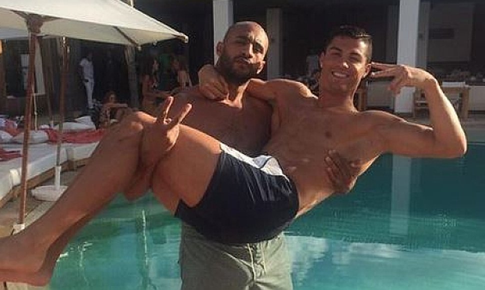 Cristiano Ronaldo sonríe en Marruecos con amigos