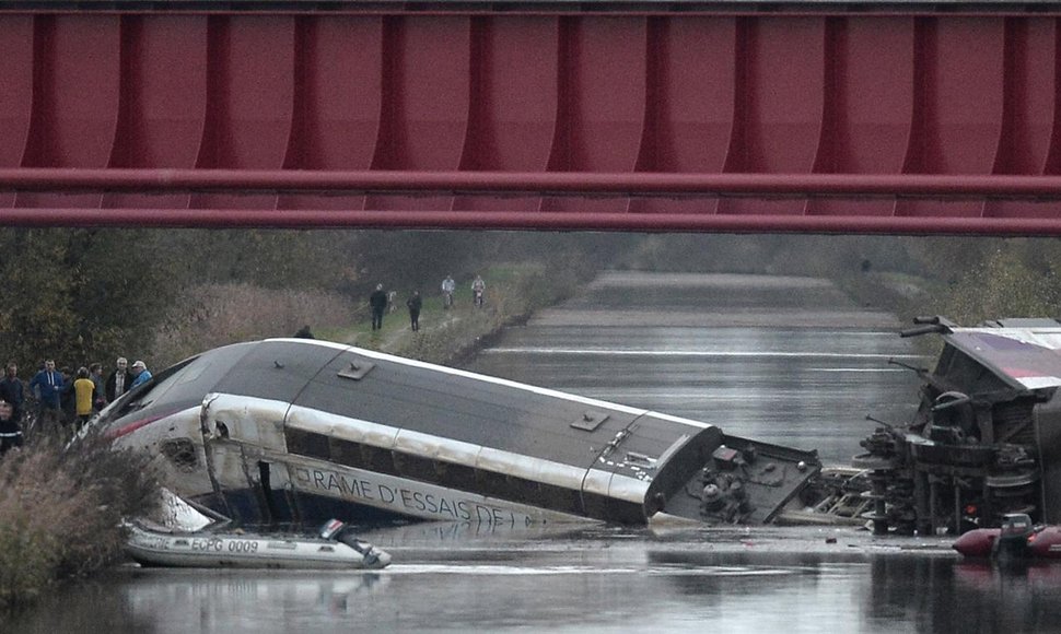 Accidente de tren en Francia: al menos diez muertos en descarrilamiento