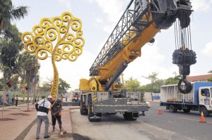 El envellesimiento de la avenida Bolivar , arboles metalicos , palmera , amplicion d ela calle , es derroche de envellisimento en la avenida . Uriel Molina