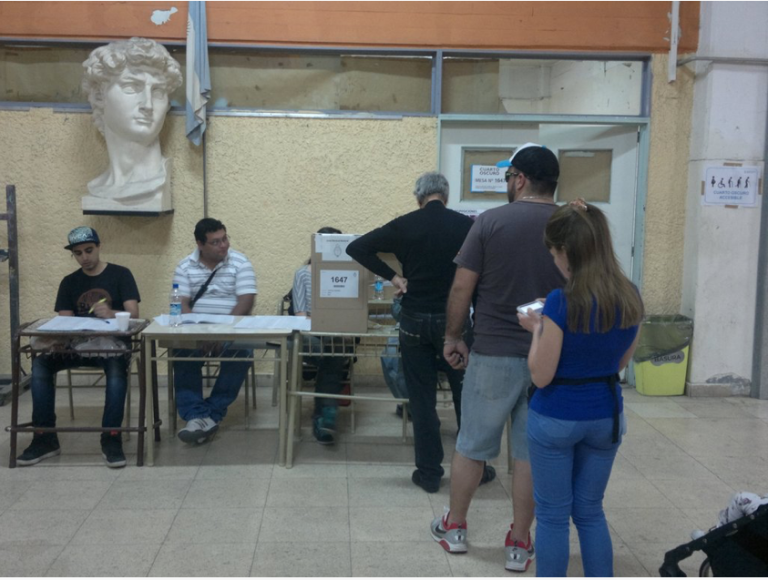 Inicia cierre de mesas electorales en Argentina
