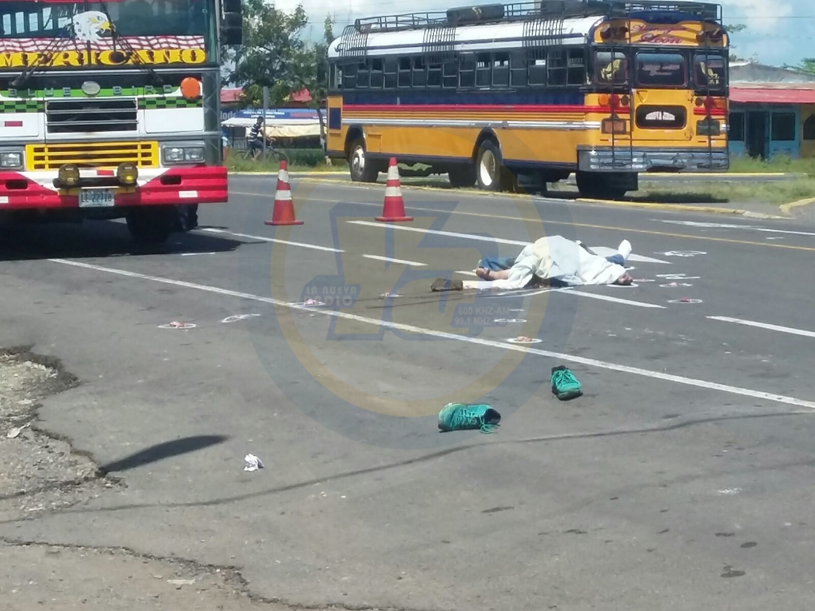 Cobrador de bus muere tras cruzar a vía para marcar tarjeta (1)