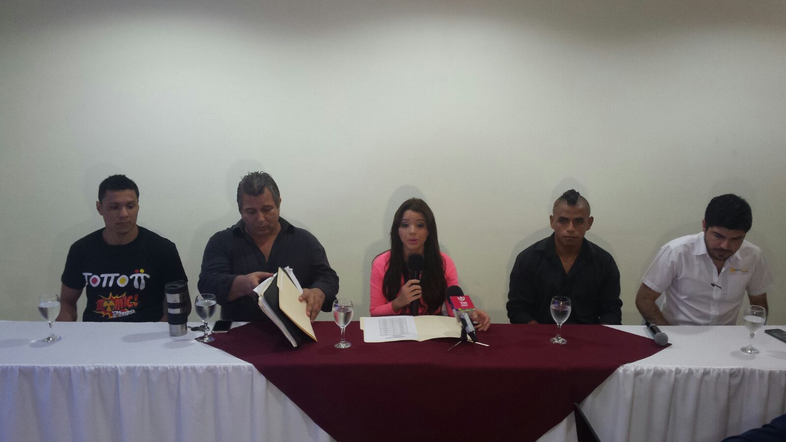 Conferencia artes marciales mixtas en hotel seminole