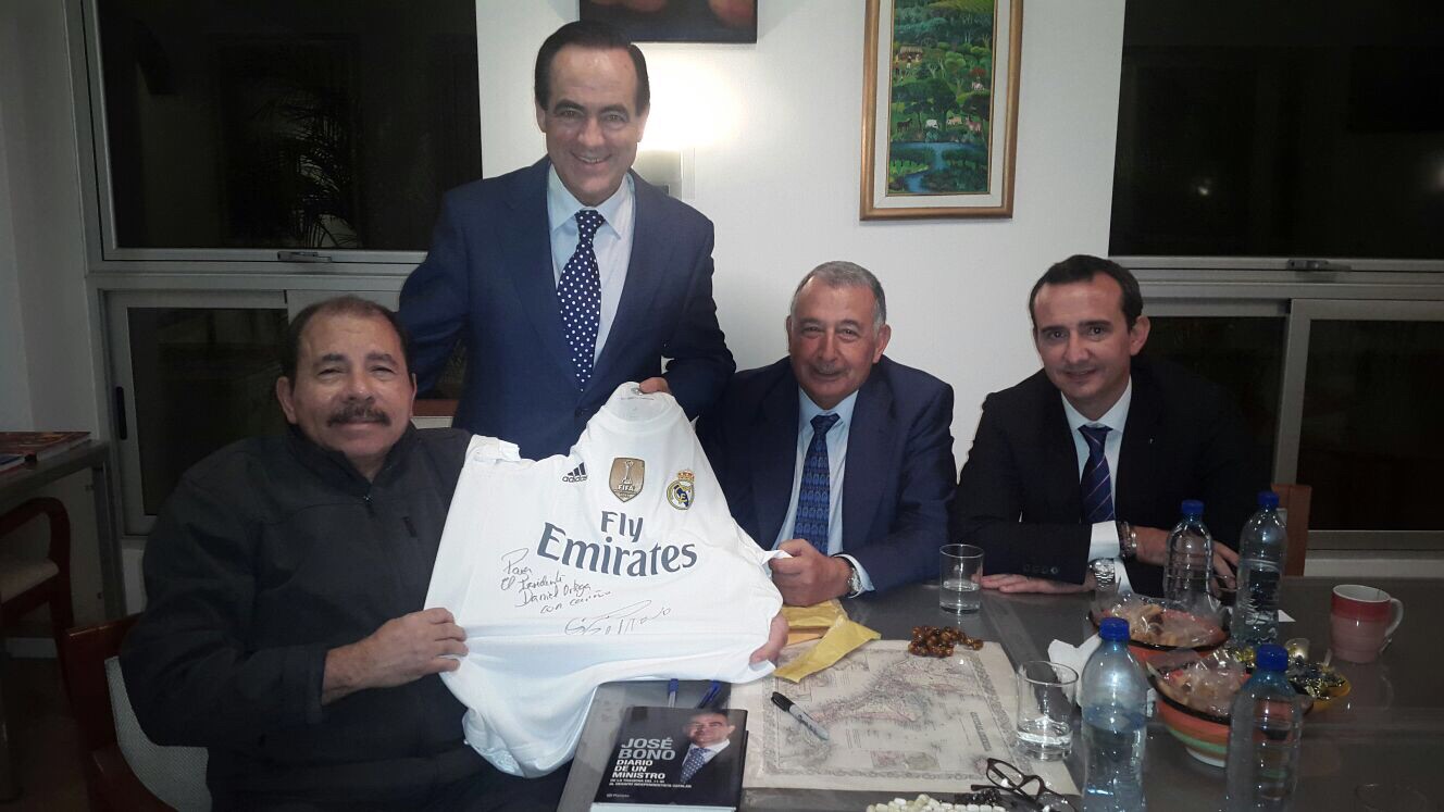 Presidente Daniel recibe camiseta autografiada por Cristiano Ronaldo