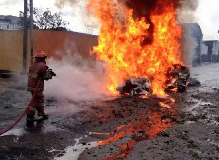 Cae avioneta en una avenida de Guatemala