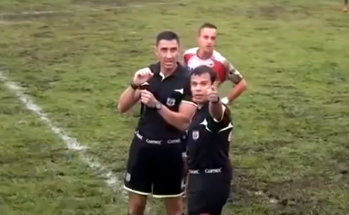 Árbitro expulsa de un partido de fútbol a un narrador en Costa Rica