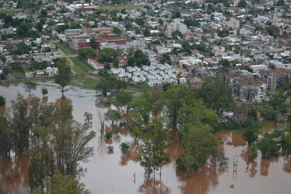 Tragedia en Sudamérica: Más de 100 mil evacuados por inundaciones