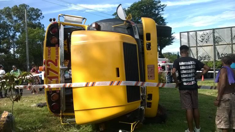 Decena de lesionados y cuantiosos daños materiales en accidente entre autobús y carro en Managua