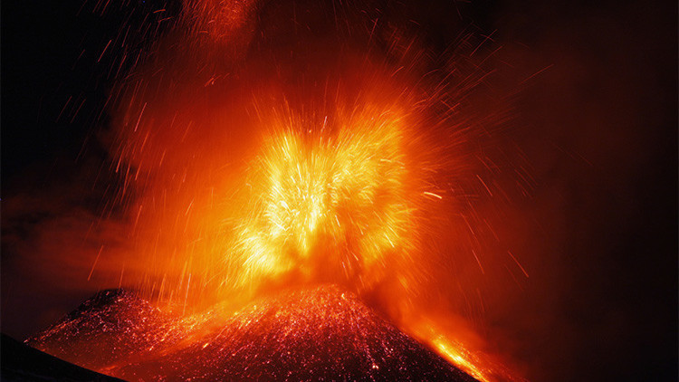 ¡Increíble erupción del volcán Etna en Sicilia!