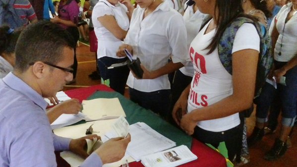 Bachilleres recibiendo su bono en Nicaragua