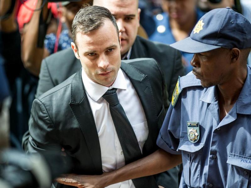 Pistorius permanece en arresto domiciliario