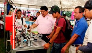 jovenes-tecnocos-y-profesionales-realizan-feria-tecnologica