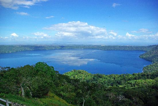 Indigente es rescatado tras caer a un barranco en la laguna de Masaya