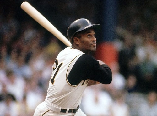 roberto clemente bateando