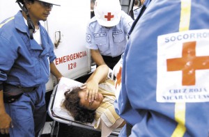 Iveth Benavidas, es atendida por miembros de la cruz roja, tras sufrir un accidente de transito la ambulancia en la que era trasladada a un hospital . HOY / J. PABLO ARAGON