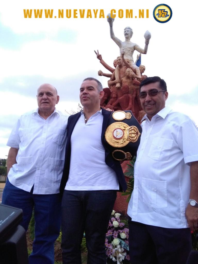 El Presidente de la Asociación Mundial de Boxeo deposita ofrendas florales a Alexis Argüello