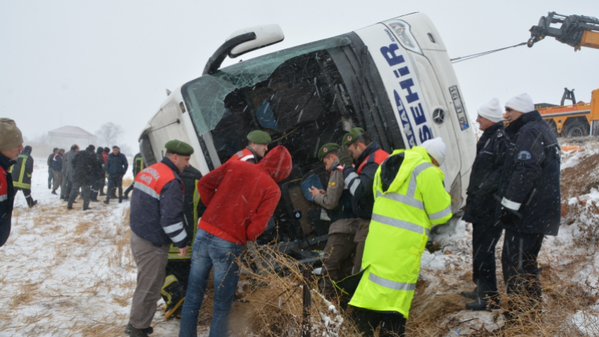 9 muertos al volcarse un autobús debido a la nieve en Turquía