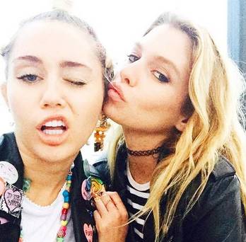 Stella Maxwell y Miley Cyrus