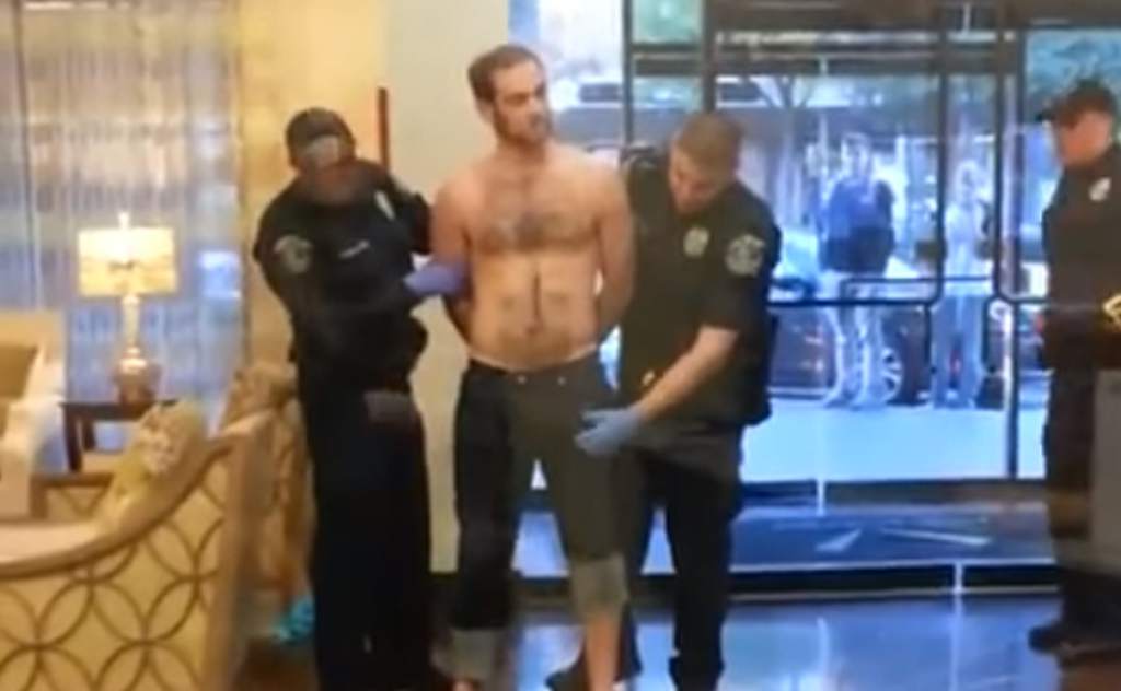 Momento incómodo: Un policía y un arresto viral