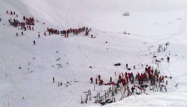 voici-la-premiere-photo-de-l-avalanche-qui-s-est-produite-cet-apres-midi-aux-deux-alpes-photo-gregory-vigne-1452702689-1452703131286