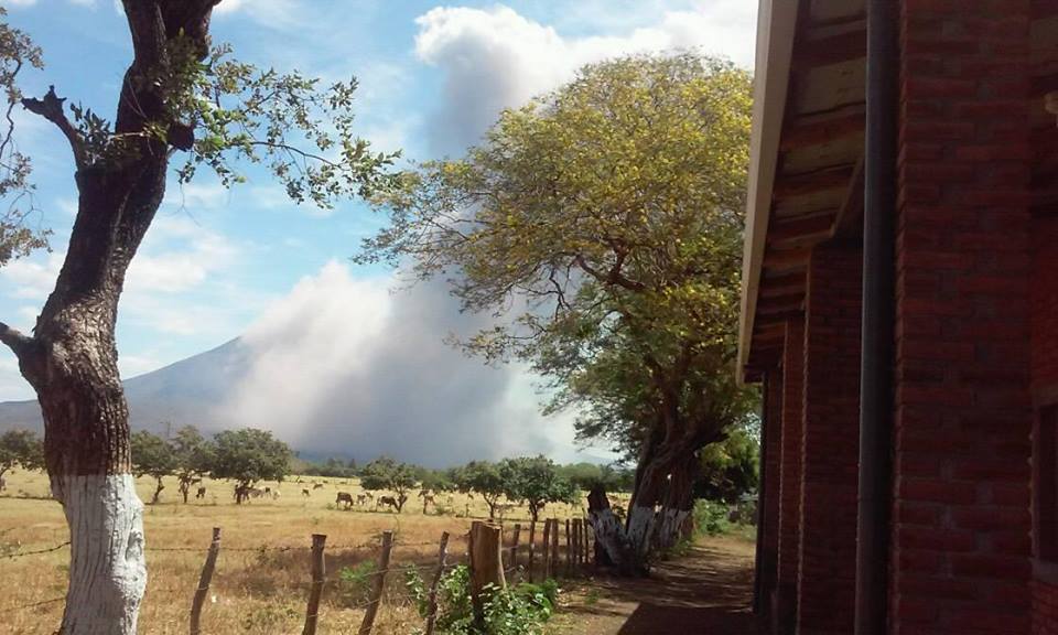 Volcán Momotombo visto desde las oficinas del circuito turístico