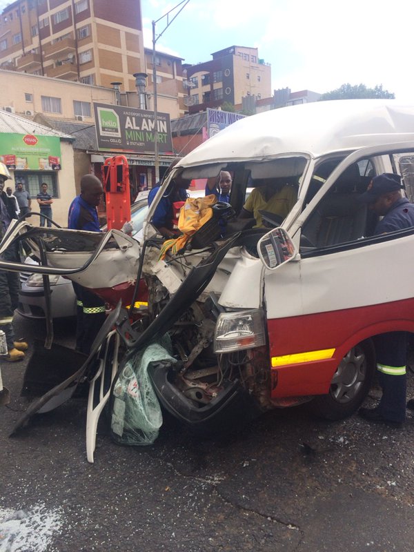 23 personas resultan heridas en una triple colisión entre taxis en Sudáfrica